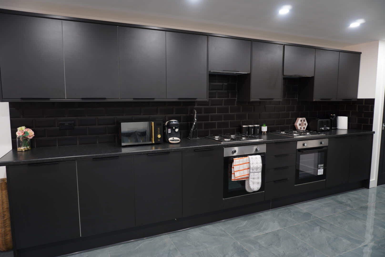 Refrigerador, microondas, horno y parrilla de estufa 