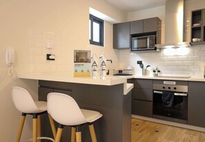 Réfrigérateur, four à micro-ondes, un four, surface de cuisson