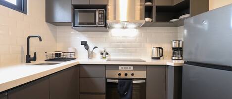 Réfrigérateur, micro-ondes, four, plaque de cuisson