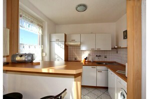 Fridge, microwave, oven, stovetop - Bungalow in Strandnaehe, Dornumersiel (Dornumersiel)