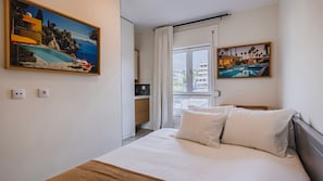 Iron/ironing board, free WiFi, bed sheets