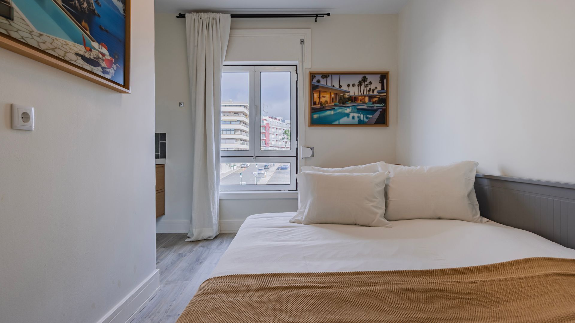 Een strijkplank/strijkijzer, gratis wifi, beddengoed