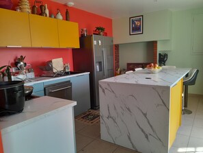Fridge, microwave, oven, stovetop - Bed and Breakfast 'Grande Chambre Lumineuse' with Private Garden and Wi-Fi (Sainte-Cécile)