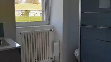 Douche, sèche-cheveux, serviettes fournies