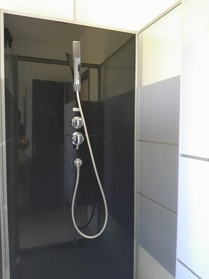 Een douche, een haardroger, handdoeken