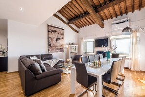 Dining - Caravaggio Luxury apartment in historic Villa near Lucca (Matraia)