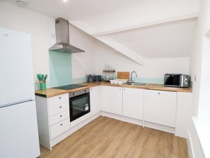 Cottage | Private kitchen | Cookware/dishes/utensils - Beachwalk Villa 3 (Whitby)