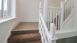 Eine Treppe mit weißen Geländern und einem Holzboden.