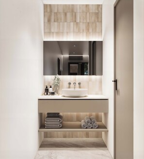 Habitación triple Deluxe | Baño | Ducha, secador de pelo, toallas y jabón