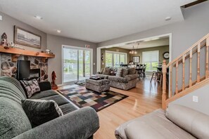 Computer monitors - Jacks Lakeside Retreat with Hot Tub & Dock in Barrow Bay (Lion's Head)