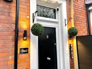 Exterior detail - Apartment No.3 @Worcester House & Free Parking (Worcester)