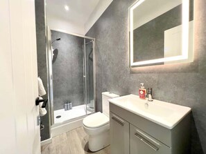 Shower, hair dryer - Apartment No.3 @Worcester House & Free Parking (Worcester)