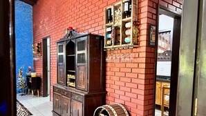 Una stanza con un grande armadio in legno, una botte e un muro in mattoni.