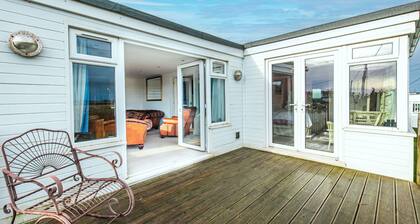 Boathouse Bliss - sleeps 6 guests in 3 bedrooms