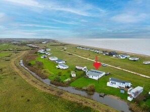 Exterior - Boathouse Bliss - sleeps 6 guests  in 3 bedrooms (Heacham)