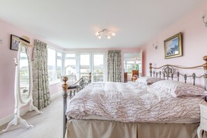 WiFi, bed sheets - Boathouse Bliss - sleeps 6 guests  in 3 bedrooms (Heacham)