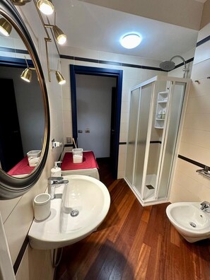 Shower, hair dryer, bidet, towels - BeeInMi Home - Porta Romana Apartment (Milano)