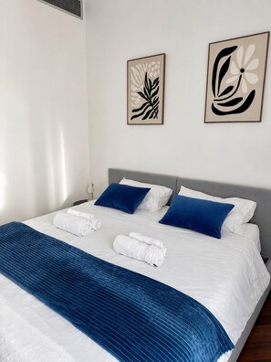 1 dormitorio, tabla de planchar con plancha, wifi y ropa de cama