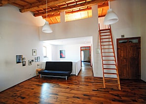 Casa, patio | Zona de estar | Una televisión de pantalla plana, una chimenea