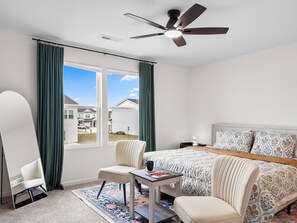 Iron/ironing board, WiFi, bed sheets - New 3Br Townhome, 5 min from hospital (Greenville)