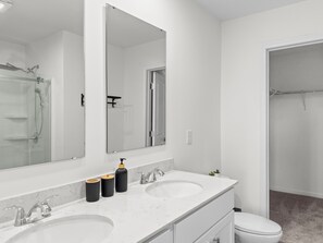 Hair dryer, towels, soap, toilet paper - New 3Br Townhome, 5 min from hospital (Greenville)