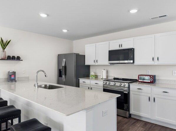 Private kitchen - New 3Br Townhome, 5 min from hospital (Greenville)