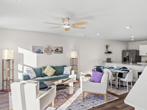 Living area - New 3Br Townhome, 5 min from hospital (Greenville)