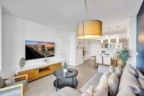 TV - Stunning 1-Bedroom Apartment Steps from the Ocean (Hallandale Beach)