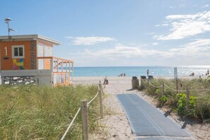 Beach - Ocean and Canal View Condo Resort Hallandale 706 (Hallandale Beach)