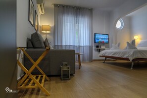 1 bedroom, desk, iron/ironing board, free WiFi - Titanic - Deluxe Athenian Studio in Plaka Next to Acropolis (Athina)