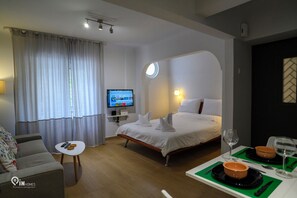 1 bedroom, desk, iron/ironing board, free WiFi - Titanic - Deluxe Athenian Studio in Plaka Next to Acropolis (Athina)