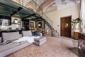 Living area - Raphael Brigth Apartment in Historical Villa in Lucca (Matraia)