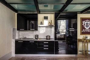 Private kitchen - Raphael Brigth Apartment in Historical Villa in Lucca (Matraia)