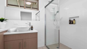 Shower, hair dryer, towels - The Hide at Forty Five by Experience Jervis Bay (Vincentia)