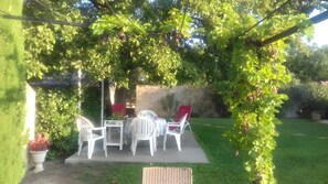Outdoor dining - La Chambre du Raisin – Bed & Breakfast in Vineyard Park near Aix-en-Provence (Aix-en-Provence)