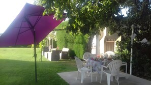 Outdoor dining - La Chambre du Raisin – Bed & Breakfast in Vineyard Park near Aix-en-Provence (Aix-en-Provence)