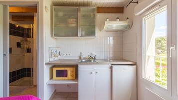 Réfrigérateur, micro-ondes, cafetière/bouilloire, bouilloire électrique