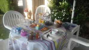 Outdoor dining - La Chambre du Raisin – Bed & Breakfast in Vineyard Park near Aix-en-Provence (Aix-en-Provence)