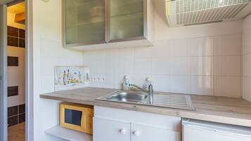 Fridge, microwave, coffee/tea maker, electric kettle