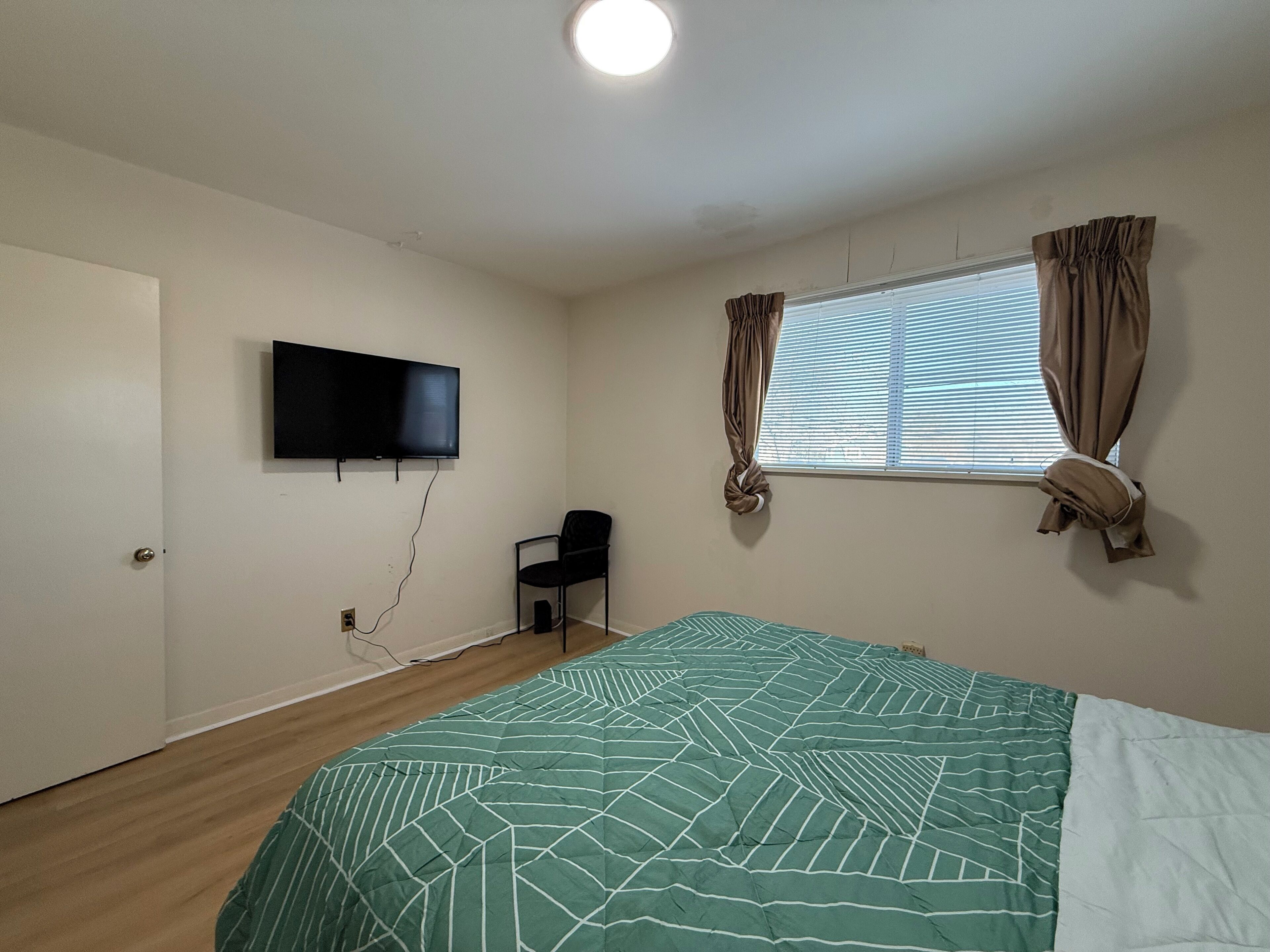 3 habitaciones, tabla de planchar con plancha, internet y ropa de cama 