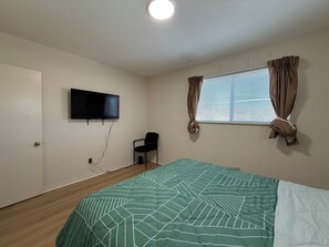 3 عدّة غرف نوم ومكواة/لوح كي وخدمة الإنترنت وملاءات أسرّة