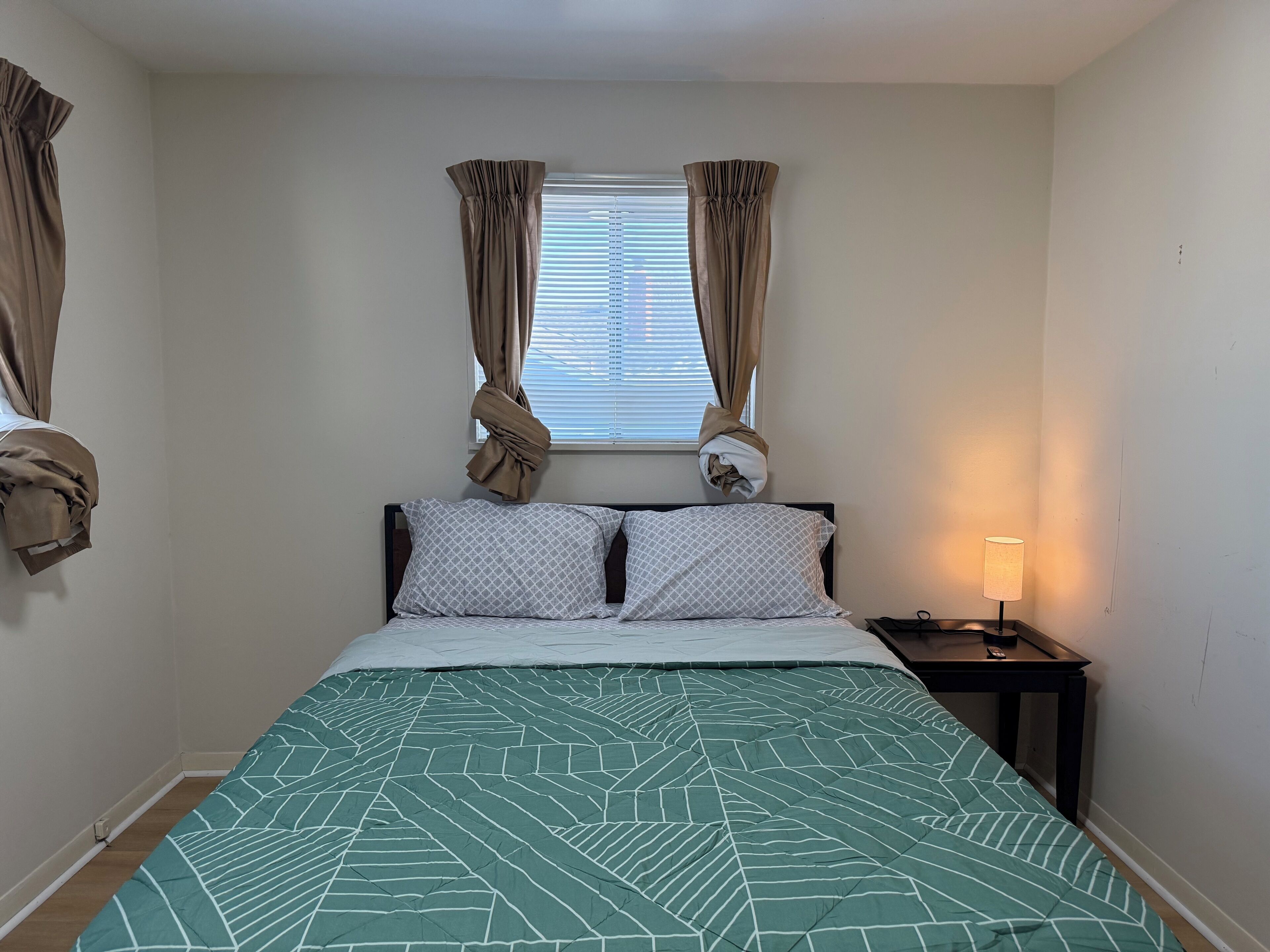 3 bedrooms, iron/ironing board, internet, bed sheets