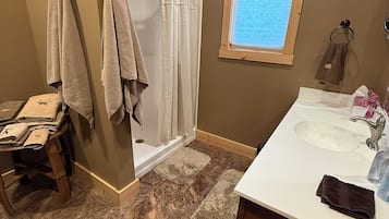 Dusche, Haartrockner, Handtücher, Seife