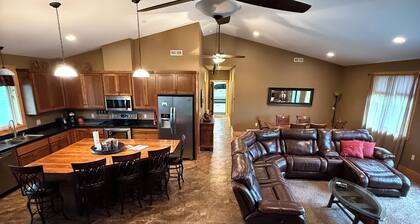 Elevated Luxury 4-bedroom cabin in Devils Lake with Fishing Access
