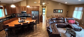 Elevated Luxury 4-bedroom cabin in Devils Lake with Fishing Access
