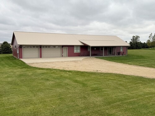 Elevated Luxury 4-bedroom cabin in Devils Lake with Fishing Access