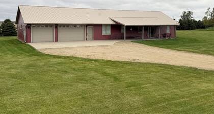 Elevated Luxury 4-bedroom cabin in Devils Lake with Fishing Access