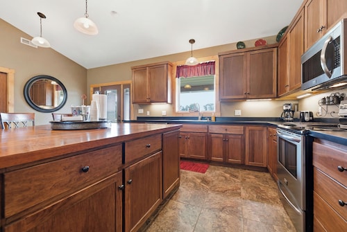 Elevated Luxury 4-bedroom cabin in Devils Lake with Fishing Access