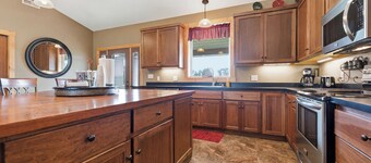Elevated Luxury 4-bedroom cabin in Devils Lake with Fishing Access