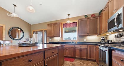 Elevated Luxury 4-bedroom cabin in Devils Lake with Fishing Access